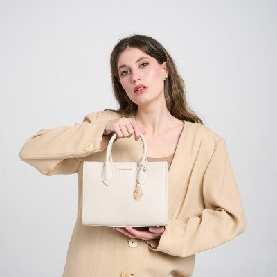 Geanta Ecru De Mana Cu Accesoriu Metalic