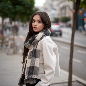 Esarfa Sal Neagra Cu Imprimeu Sah Si Fir Stralucitor Esarfa Sal Neagra Cu Imprimeu Sah Si Fir Stralucitor