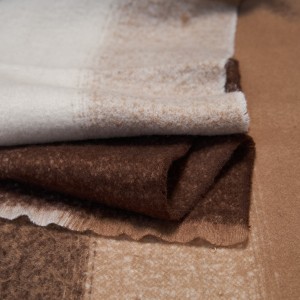 Fular Maro Din Vascoza Cu Marginile Destramate Fular Maro Din Vascoza Cu Marginile Destramate