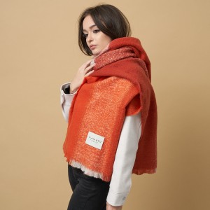 Fular Portocaliu Din Vascoza Cu Marginile Destramate Fular Portocaliu Din Vascoza Cu Marginile Destramate