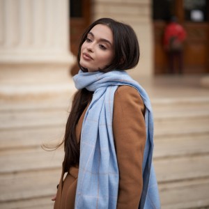 Esarfa Albastra In Carouri Cu Franjuri Esarfa Albastra In Carouri Cu Franjuri