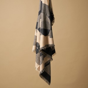 Esarfa Galop Patrata Din Satin Si Vascoza Neagra Esarfa Galop Patrata Din Satin Si Vascoza Neagra