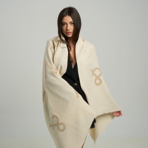 Esarfa Dreptunghiulara Bej Cu Imprimeu Litere Esarfa Dreptunghiulara Bej Cu Imprimeu Litere