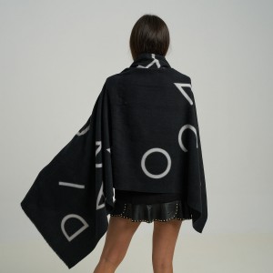 Esarfa Dreptunghiulara Neagra Cu Imprimeu Litere Esarfa Dreptunghiulara Neagra Cu Imprimeu Litere