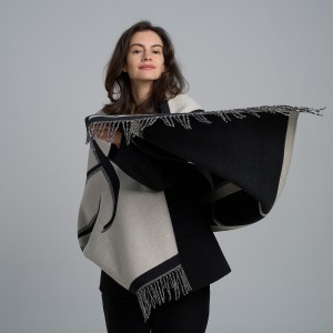 Esarfa Dubla Neagra Cu Ciucuri Esarfa Dubla Neagra Cu Ciucuri