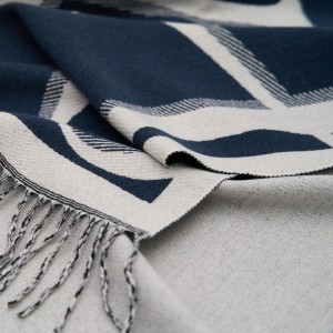 Esarfa Dubla Bleumarin Cu Ciucuri Esarfa Dubla Bleumarin Cu Ciucuri